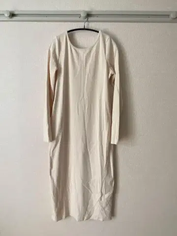 크림색 긴팔 티셔츠 롱 원피스