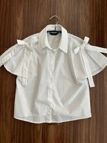 ZARA 화이트 리본 포함 반팔 셔츠