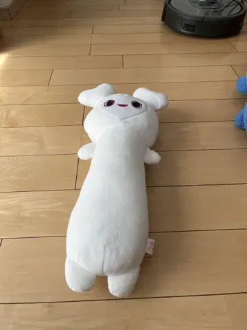 토끼 모양의 흰색 봉제 인형