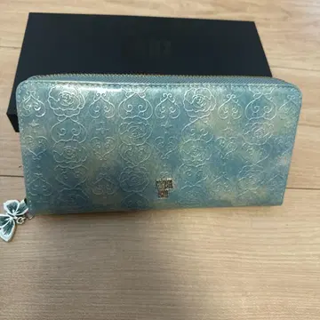 ANNA SUI 꽃무늬 엠보싱 장지갑