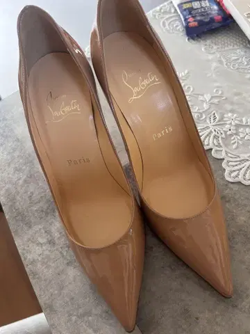 Christian Louboutin 베이지 하이힐 35