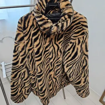 ZARA 레오파드 무늬 퍼 자켓 L 사이즈