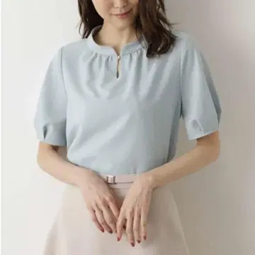 내추럴 뷰티 베이직 스탠드넥 골드 포인트 블라우스