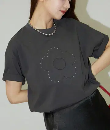 스터드 장식 엠보싱 아트 티셔츠 : 마리 콴트 [ 차콜 그레이 ]