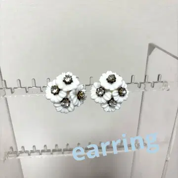 화이트 플라워 크리스탈 귀찌