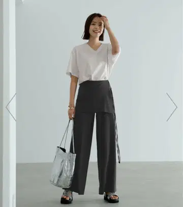 얇은 소재로 찰랑거리는 허리 랩 와이드 팬츠