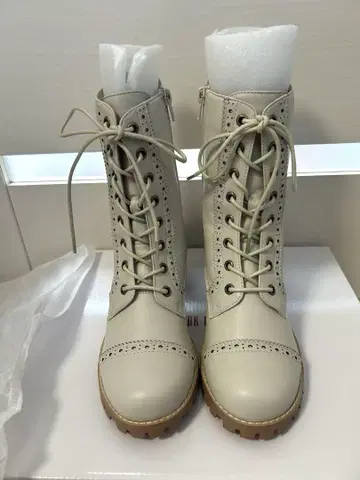핑크하우스 레이스업 가죽 부츠 아이보리 M 사이즈