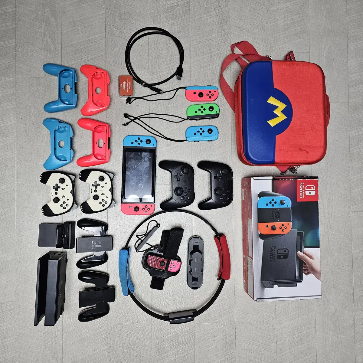 任天堂スイッチ Amazon.co.jp: Nintendo Switch (Neon Red/Neon blue) : Video Games