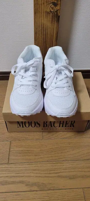 [새상품] MOOS BACHER 화이트 스니커즈 23.5cm