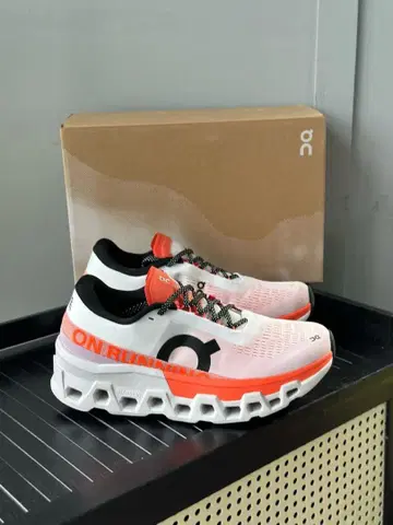 온 클라우드몬스터 2 스니커즈 화이트 오렌지