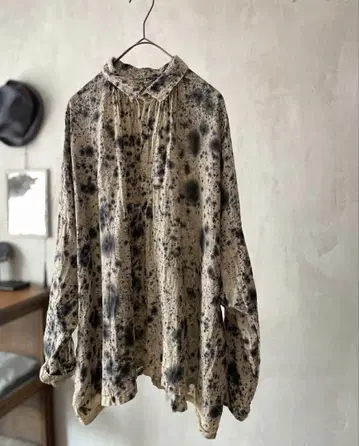 ICHI Antiquites 먹염색 린넨 핸드 다이 블라우스 손염색