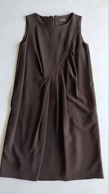 DAMAcollection 슬리브리스 개더 원피스