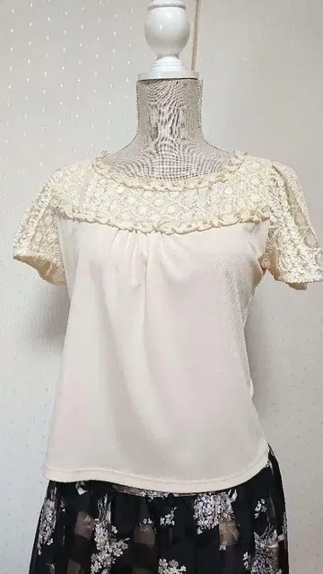 프랑코 페라로 가슴 부분 레이스가 럭셔리한 티셔츠 사이즈 3