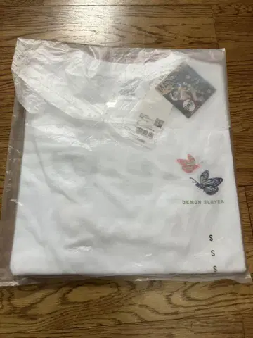 UNIQLO 귀멸의 칼날 코쵸우 시노부 티셔츠 S 사이즈