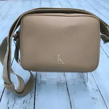 Calvin Klein 베이지 숄더백 [새상품 미사용]