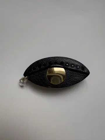 코렛트 말루프 가죽 아이 브로치