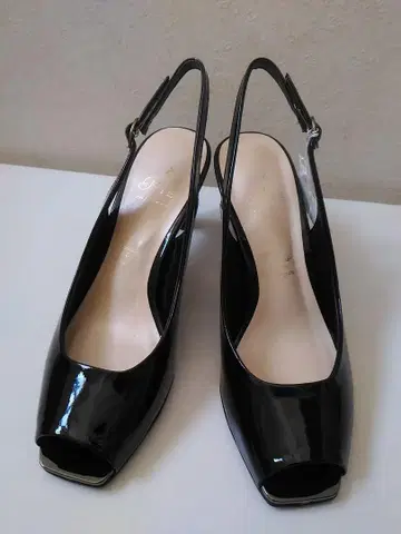 Riz raffinee 23.5cm EE 블랙 에나멜 백 밴딩 샌들