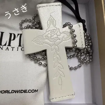 Sculptor Cross Leather Strap Wallet 화이트