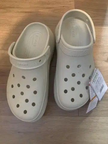 Crocs 크림색 통굽 클로그 샌들