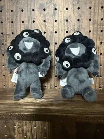 검은 먘먘 카라비너 마스코트 서 있는 모습, 앉아있는 모습 2개 세트