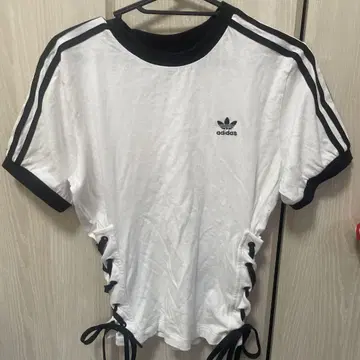 adidas 화이트 티셔츠 XS 사이드 리본
