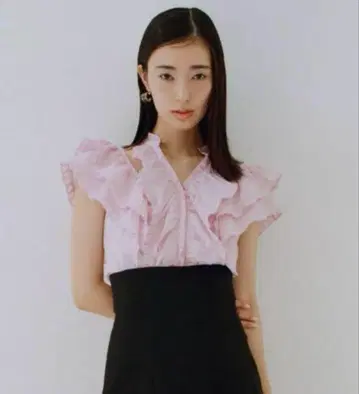 스나이델 프릴 핑크 슬리브리스 셔츠