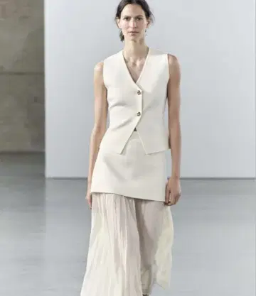 ZARA 아이보리 V넥 니트 베스트