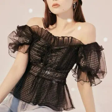 SNIDEL 개더 프릴 오프숄더 블라우스 (체크 무늬)