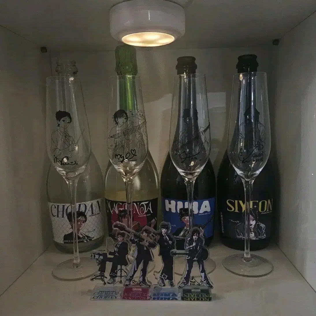 QWER White/Red Wine Glass Planned Full Set Bulk on Bunjang