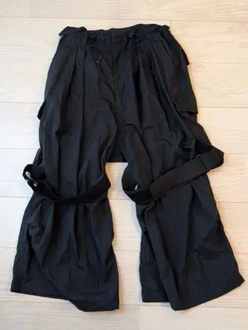 D-VEC x ALMOSTBLACK NYLON TROUSERS 8부