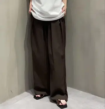 시뇽 CHIGNON 이번 시즌 신상 라인 턱 팬츠 브라운