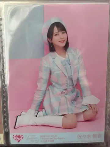 이퀄러브 사사키 마이카 브로마이드 마카롱 의상 앉아있는 모습