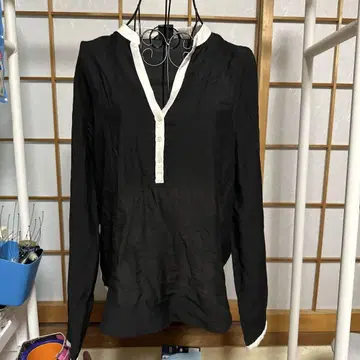 블랙 앤 화이트 V넥 긴팔 셔츠