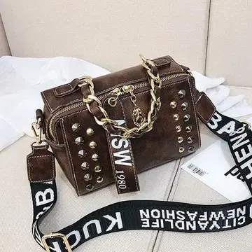 스터드 장식 브라운 메신저 백