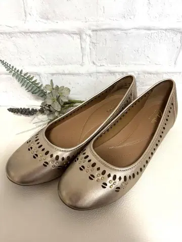 거의 미사용-clarks 펌프스 gold
