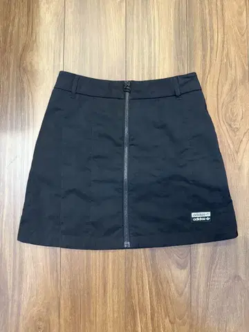 adidas 블랙 미니 스커트 앞면 지퍼
