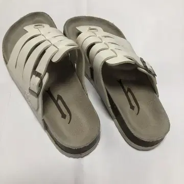 화이트 스트랩 샌들