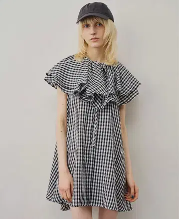볼륨 프릴 카라 블라우스