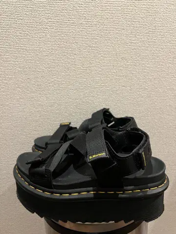 Dr. Martens 블랙 샌들 통굽