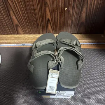 Teva 샌들 올리브색