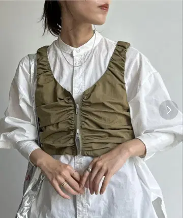 올리브색 카키 프론트 지퍼 베스트