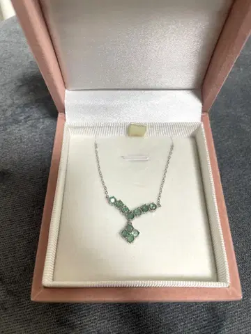에메랄드 꽃 목걸이