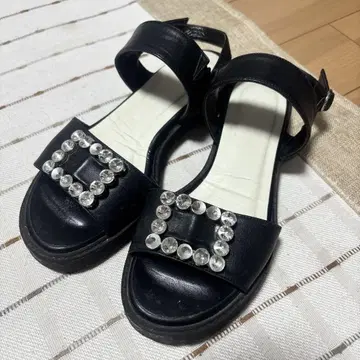 DIANA 비쥬 장식 블랙 스트랩 샌들