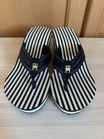 타미힐피거 TOMMY HILFIGER 스트라이프 웨지 비치 샌들
