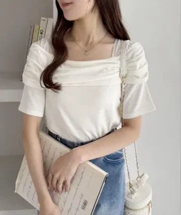 NICE CLAUP 오프숄더 컷 상의