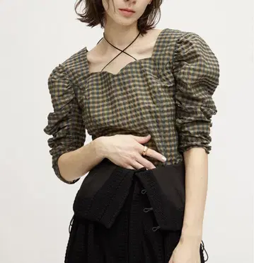 AMERI VINTAGE CHECK PUFF SLEEVE TOP