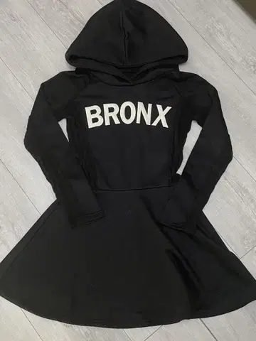 d.i.a. 후드 부착 블랙 원피스 BRONX