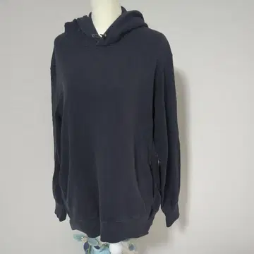 유니클로 다크 그레이 후드 부착 후드티