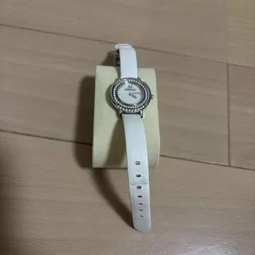 SWAROVSKI 화이트 스톤 장식 손목시계 다이아 루비