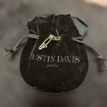 JUSTIN DAVIS 저스틴 데이비스 실버 안전핀 귀걸이